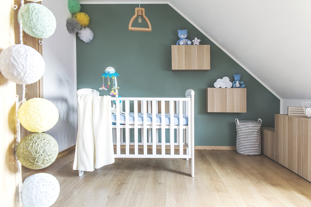 اكتئاب بعد الولادة - A cheerful baby's room with vibrant green walls and crisp white furniture, bringing a sense of انشراح (elation) after اكتئاب (depression).