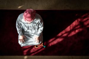 توهم الموت- A Muslim man regularly praying on a red rug as a result of avoiding sins.