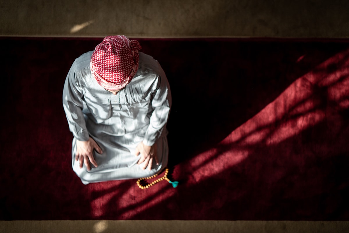 توهم الموت- A Muslim man regularly praying on a red rug as a result of avoiding sins.