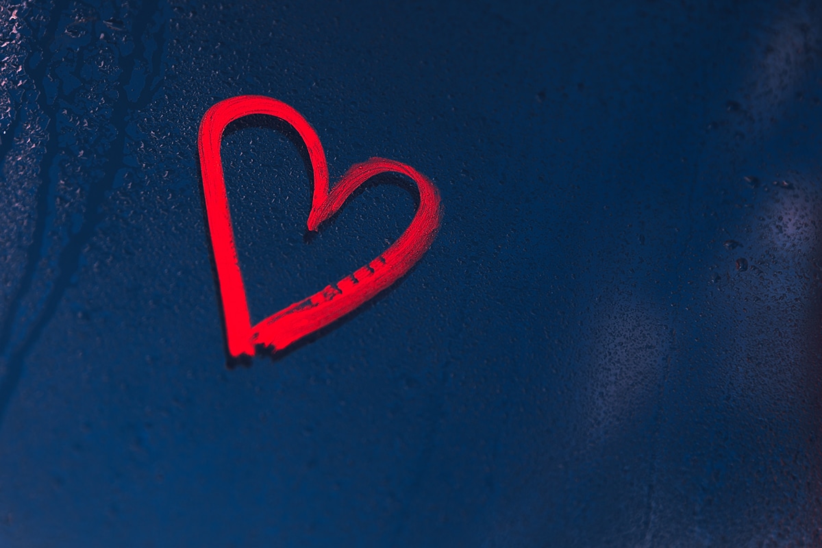 كيف أتجاوز الطلاق - A blue surface with a red heart.