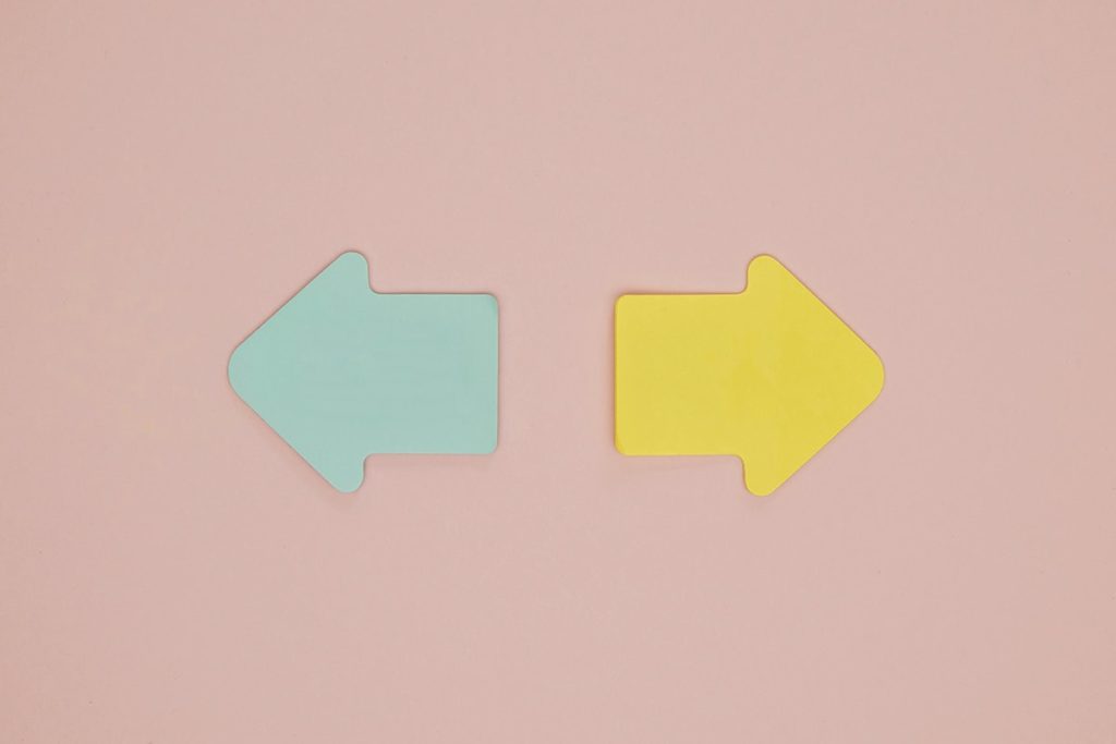 القرار الشجاع- Two magnets on a pink surface.