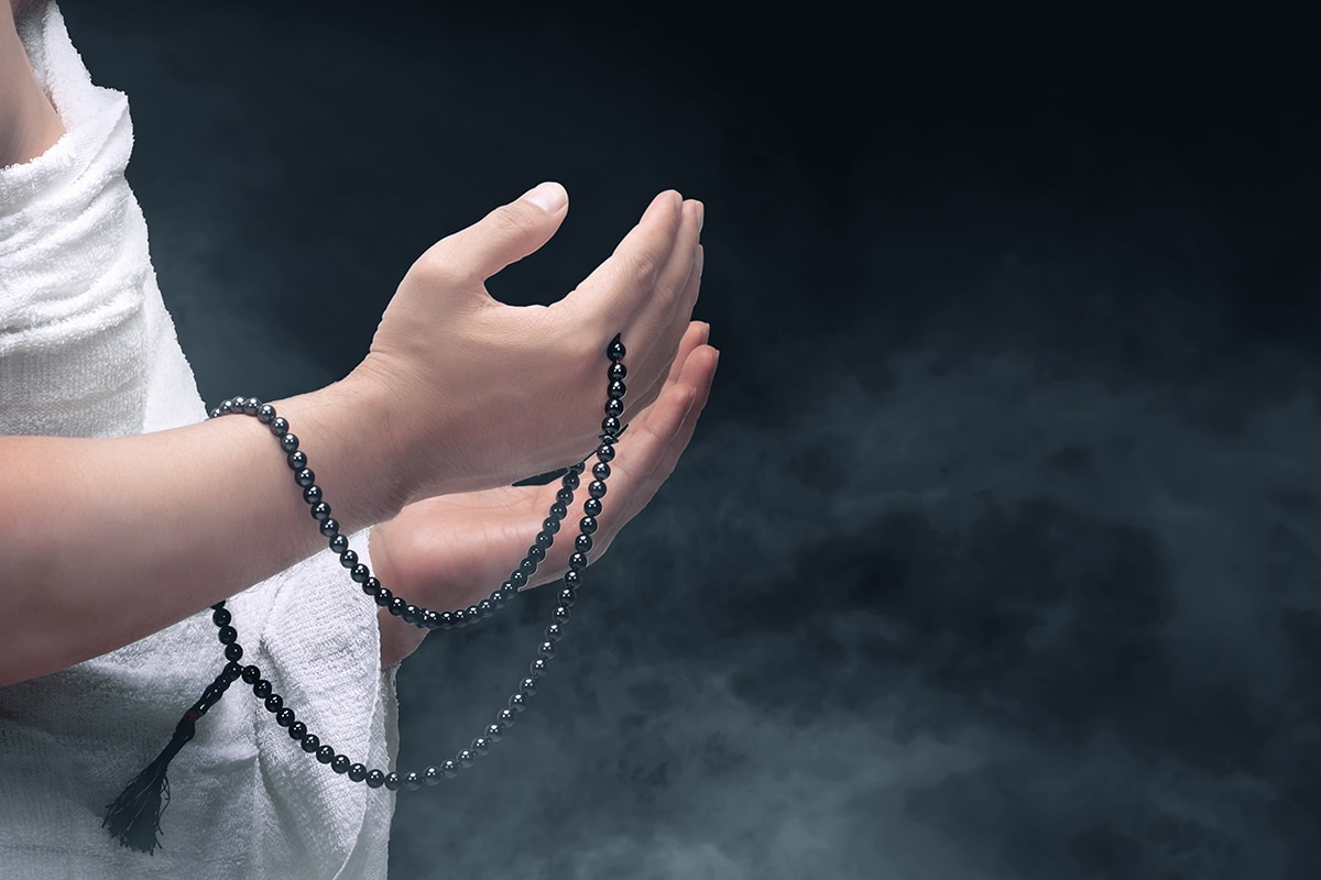 مدمن خمر - A man is holding a rosary, reaffirming his faith.